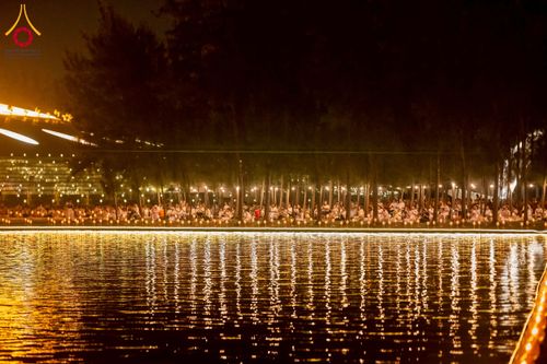 ภาพ No.266386:วันพุธที่ 5 พฤศจิกายน พ.ศ. 2568 (วันพระ ขึ้น 15 ค่ำ เดือน 12) พิธีลอยกระทงธรรม  ณ สระมหาเศรษฐีทะเลบุญ มหาวิหารพระมงคลเทพมุนี วัดพระธรรมกาย จ.ปทุมธานี