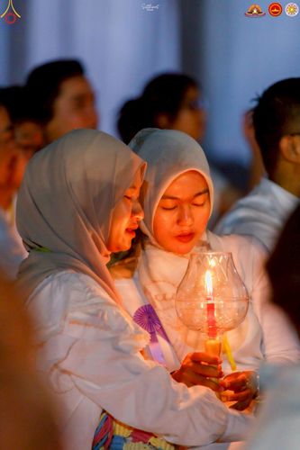 ภาพ No.224566:วันจันทร์ที่ 12 พฤษภาคม พ.ศ. 2568  ชาวพุทธในอินโดนีเซีย ร่วมฉลองวิสาขบูชาจุดประทีปกว่า 200,000 ดวง ณ พระมหาเจดีย์บรมพุทโธ  เจริญพุทธมนต์ถวาย “พระวชิรเกล้าเจ้าอยู่หัว”