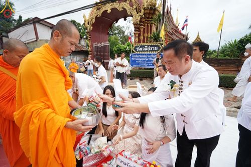 ภาพ No.146329:ตักบาตรพระ 1,384 รูป ทำบุญเมืองฝางครบรอบ 1,383 ปี ถวายเป็นพระราชกุศลแด่พระบาทสมเด็จพระเจ้าอยู่หัว เนื่องในโอกาสพระราชพิธีมหามงคล เฉลิมพระชนมพรรษา 6 รอบ 72 พรรษา วันเสาร์ที่ 27 กรกฎาคม พ.ศ.2567  ณ ถนนหน้าที่ว่าการอำเภอฝาง จ.เชียงใหม่