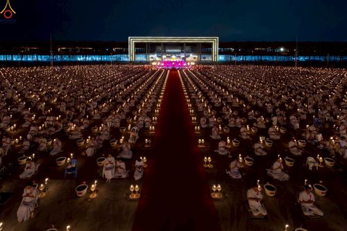 ภาพ No.253722:วันที่ 10 ตุลาคม พ.ศ. 2568 พิธีจุดประทีปบูชาพระผู้ปราบมาร, พิธีจุดประทีปบนพระมหาธรรมกายเจดีย์  20,000 ดวง เนื่องในวันคล้ายวันเกิดครบรอบ 141 ปี พระมงคลเทพมุนี (สด จนฺทสโร)