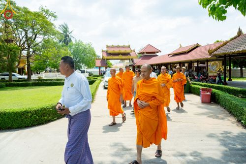 ภาพ No.220391:วันที่ 17 เมษายน พ.ศ. 2568 ผู้แทนวัดพระธรรมกาย ลงพื้นที่เยียวยา ซับน้ำตาเหยื่อแผ่นดินไหวมัณฑะเลย์