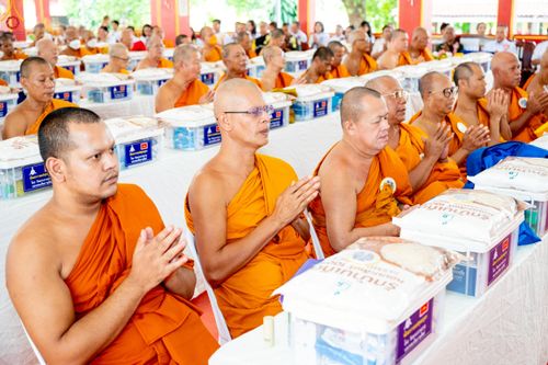 ภาพ No.234469:วันพฤหัสบดีที่ 24 กรกฎาคม พ.ศ. 2568 พิธีถวายสังฆทานแก่คณะสงฆ์ 323 วัด , พิธีมอบกองทุนหนุนแรงใจช่วยครูใต้ , พิธีทำบุญส่วนกุศลแด่ผู้วายชนม์ ในเหตุการณ์ความไม่สงบ 4 จังหวัด ชายแดนภาคใต้ (ปัตตานี , ยะลา , นราธิวาส , สงขลา) ปีที่ 21 ครั้งที่ 179 ณ วัดเวฬุวัน 