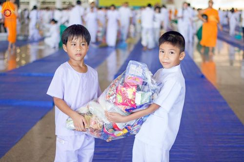 ภาพ No.159017:พิธีตักบาตร ในวันอาทิตย์ต้นเดือน วันที่ 6 ตุลาคม พ.ศ. 2567 ณ สภาธรรมกายสากล วัดพระธรรมกาย