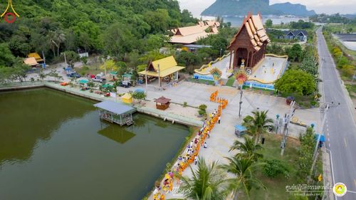 ภาพ No.222236:วันที่ 26-27 เมษายน พ.ศ. 2568 ศูนย์ปฏิบัติธรรมสวนผึ้ง ร่วมกับ ธุดงค์คสถานประจวบคีรีขันธ์ และวัดอ่าวน้อย  จัดกิจกรรมเดินธรรมยาตรา ตักบาตรข้าวสารอาหารแห้ง และจุดประทีปถวายเป็นพุทธบูชา ณ วัดอ่าวน้อย จ.ประจวบคีรีขันธ์