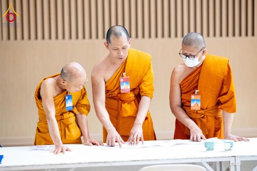 ภาพ No.208872:พระบาทสมเด็จพระเจ้าอยู่หัวทรงพระกรุณาโปรดเกล้าฯ พระราชทานภัตตาหารพระราชทาน แด่พระภิกษุ สามเณร ในการสอบบาลีสนามหลวง ณ วัดพระธรรมกาย วันที่ 22 กุมภาพันธ์ พ.ศ. 2568 ณ วัดพระธรรมกาย อำเภอคลองหลวง จังหวัดปทุมธานี