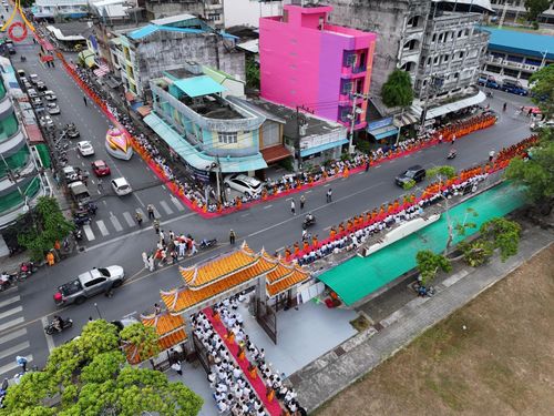 ภาพ No.128573:พิธีอัญเชิญพระบรมสารีริกธาตุ " ใจกลางเมืองนครหาดใหญ่ " เพื่อประดิษฐาน ณ มหารัตนเจดีย์สิริปทุมสวรรค์ (เจดีย์อริยพุทธะ 5 พระองค์) ศูนย์ปฏิบัติธรรมภาคใต้ อ.บางกล่ำ จ.สงขลา  วันที่ 9 มีนาคม พ.ศ. 2567 (ชุดที่ 2)