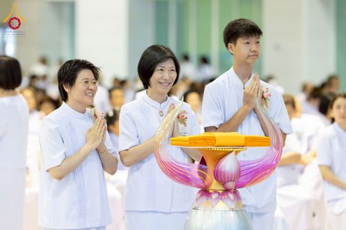 ภาพ No.215477:วันอาทิตย์ต้นเดือนที่ 6 เมษายน พ.ศ. 2568 ขบวนอัญเชิญผ้าป่าสมทบ มหาสังฆทาน 40,000 กว่าวัดทั่วประเทศ ณ สภาธรรมกายสากล วัดพระธรรมกาย