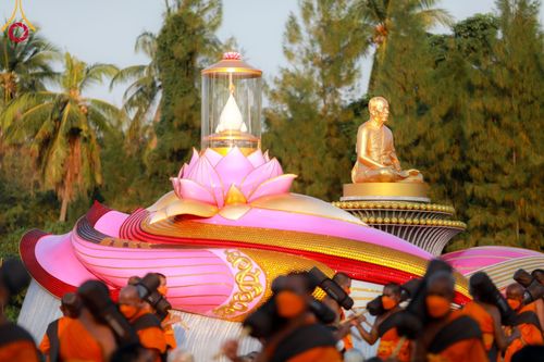 ภาพ No.107949:พิธีต้อนรับพระธรรมยาตรา ในโครงการธรรมยาตรากตัญญูบูชา มหาปูชนียาจารย์ พระมงคลเทพมุนี(สด จนฺทสโร) พระผู้ปราบมาร อนุสรณ์สถาน 7 แห่ง ปีที่ 12 วันที่ 7 มกราคม พ.ศ. 2567 ณ อนุสรณ์สถานคลองบางนางแท่น  อ.สามพราน จ.นครปฐม