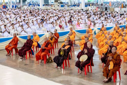 ภาพ No.143482:พิธีตักบาตร ข้าวสารอาหารแห้ง ณ บ้านแก้วเรือนทองคุณยายฯ และ พิธีบูชาข้าวพระ  ณ สภาธรรมกายสากล วัดพระธรรมกาย วันอาทิตย์ที่ 7 กรกฎาคม พ.ศ. 2567