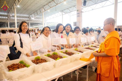 ภาพ No.204376:พิธีถวายภัตตาหารเป็นสังฆทาน แด่พระธรรมยาตรา ณ วัดพระธรรมกาย ตำบลคลองสาม อำเภอคลองหลวง จังหวัดปทุมธานี ในโครงการธรรมยาตรา กตัญญูบูชา มหาปูชนียาจารย์ พระมงคลเทพมุนี(สด จนฺทสโร) พระผู้ปราบมาร อนุสรณ์สถาน 7 แห่ง ปีที่ 13 วันที่ 31 มกราคม พ.ศ. 2568