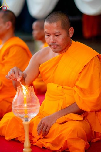 ภาพ No.192847:พิธีจุดประทีปถวายเป็นพุทธบูชา และบูชาธรรมมหาปูชนียาจารย์ ณ อนุสรณ์สถานคลองบางนางแท่น อ.สามพราน จ.นครปฐม ในโครงการธรรมยาตรา กตัญญูบูชา มหาปูชนียาจารย์ พระมงคลเทพมุนี(สด จนฺทสโร) พระผู้ปราบมาร อนุสรณ์สถาน 7 แห่ง ปีที่ 13 วันที่ 10 มกราคม พ.ศ. 2568