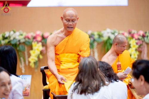 ภาพ No.272959:วันอาทิตย์ที่ 23 พฤศจิกายน พ.ศ.2568 พิธีมุทิตาสักการะ พระมหาเถระและพระเถระ ประจำปีพุทธศักราช 2568 ณ ห้องแก้วสารพัดนึก 2 สภาธรรมกายสากล  วัดพระธรรมกาย