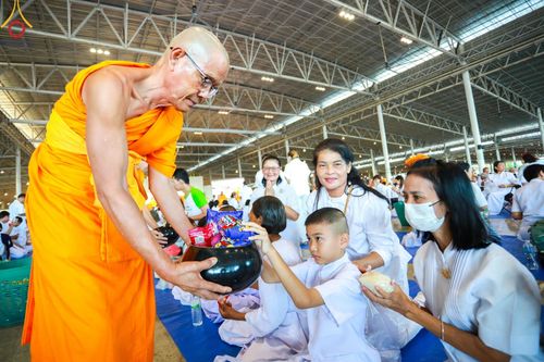 ภาพ No.151087:พิธีตักบาตร ในวันอาทิตย์ต้นเดือน วันที่ 1 กันยายน พ.ศ. 2567 ณ สภาธรรมกายสากล วัดพระธรรมกาย