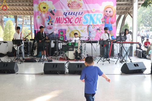 ภาพ No.193953:วัดพระธรรมกาย จัดงานวันเด็กแห่งชาติ ประจำปี พ.ศ.2568 ออกร้านอาหาร 200 ร้าน มอบของขวัญหลายหมื่นชิ้น วันที่ 12 มกราคม พ.ศ. 2568 วัดพระธรรมกาย อ.คลองหลวง จ.ปทุมธานี