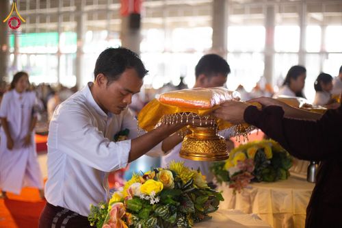 ภาพ No.143764:พิธีถวายผ้าไตร, สวดธรรมจักร, ปฏิบัติธรรม และฟังแสดงพระธรรมเทศนา ภาษาเมียนมา โดยมีสาธุชนชาวเมียนมากว่า 4,000 คน เข้าร่วมพิธี ณ มหารัตนวิหารคด วัดพระธรรมกาย วันอาทิตย์ที่ 7 กรกฎาคม พ.ศ. 2567