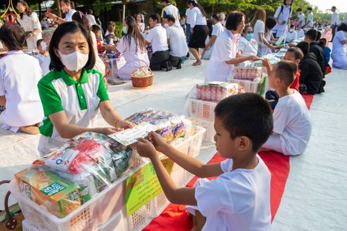 ภาพ No.81348:พิธีตักบาตรพระ ๑,๐๒๘ รูป ถวายเป็นพุทธบูชา เนื่องในสัปดาห์วิสาขบูชาโลก  ช่วยคณะสงฆ์ ๓๒๓ วัด ๔ จังหวัดชายแดนใต้ วันอาทิตย์ที่ ๒๘ พฤษภาคม พ.ศ.๒๕๖๖ ณ ศูนย์ปฎิบัติธรรมดอยหล่อ อำเภอดอยหล่อ จังหวัดเชียงใหม่