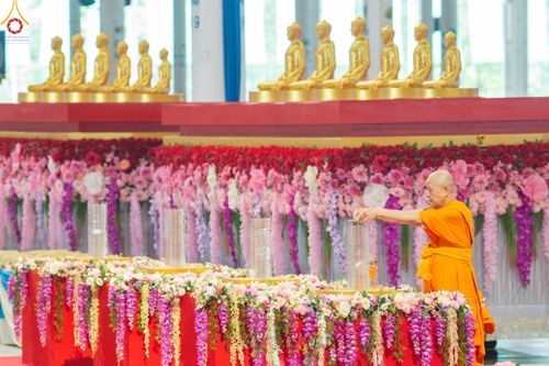 ภาพ No.79023:พิธีวางแผ่นจารึกชื่อ และพิธีวางพวงมาลัยสักการะพระบรมพุทธเจ้า ณ สภาธรรมกายสากล วัดพระธรรมกาย วันที่ 2 เมษายน พ.ศ. 2566