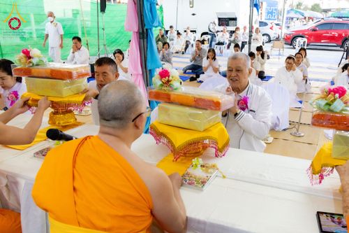 ภาพ No.289829:วันที่ 8 มกราคม พ.ศ. 2569 พิธีถวายภัตตาหารเป็นสังฆทาน แด่พระธรรมยาตรา ณ อนุสรณ์สถานคลองบางนางแท่น อ.สามพราน จ.นครปฐม ในโครงการธรรมยาตรา กตัญญูบูชา มหาปูชนียาจารย์ พระมงคลเทพมุนี(สด จนฺทสโร) พระผู้ปราบมาร อนุสรณ์สถาน 7 แห่ง ปีที่ 14