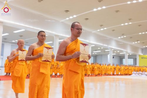 ภาพ No.285010:วันอาทิตย์ที่ 14 ธันวาคม พ.ศ.2568  พิธีปฏิบัติธรรม พิธีถวายภัตตาหารเป็นสังฆทาน พิธีมอบต้นสมบัติจักรพรรดิ ถวายแด่เจ้าอาวาสและประธานสงฆ์ 236 ศูนย์ส่งเสริมศีลธรรมทั่วโลก ณ สภาธรรมกายสากล วัดพระธรรมกาย