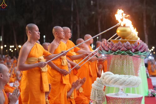 ภาพ No.290130:วันที่ 6 มกราคม พ.ศ. 2569 พิธีจุดประทีปถวายเป็นพุทธบูชา และบูชาธรรมมหาปูชนียาจารย์ (ภาพชุดที่ 2) ณ อนุสรณ์สถานมหาวิหารพระมงคลเทพมุนี (โลตัสแลนด์) อ.สองพี่น้อง จ.สุพรรณบุรี ในโครงการธรรมยาตรา กตัญญูบูชา มหาปูชนียาจารย์ พระมงคลเทพมุนี(สด จนฺทสโร) พระผู้ปรา