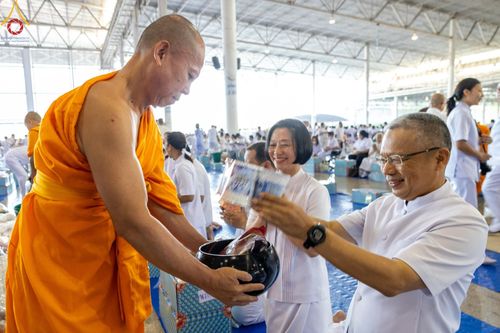 ภาพ No.167534:พิธีตักบาตรและพิธีบูชาข้าวพระ ในวันอาทิตย์ที่ 3 พฤศจิกายน พ.ศ. 2567 ณ วัดพระธรรมกาย