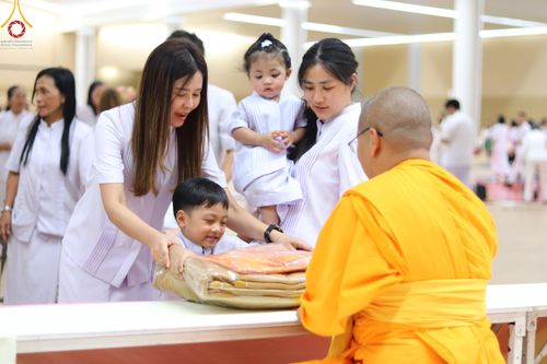 ภาพ No.180855:พิธีถวายภัตตาหารเมนูสวรรค์ และพิธีถวายอุปกรณ์กันหนาว แด่คณะพระภิกษุสามเณรวัดพระธรรมกาย วันอาทิตย์ที่ 8 ธันวาคม พ.ศ.2567 ณ สภาธรรมกายสากล วัดพระธรรมกาย