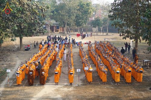 ภาพ No.76426:คณะสงฆ์และสามเณรบิณฑบาต ประเทศบังกลาเทศ วันที่ 11 กุมภาพันธ์ พ.ศ. 2566