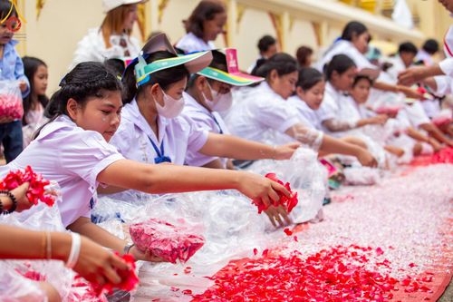 ภาพ No.128239:พิธีอัญเชิญพระบรมสารีริกธาตุ " ใจกลางเมืองนครหาดใหญ่ " เพื่อประดิษฐาน ณ มหารัตนเจดีย์สิริปทุมสวรรค์ (เจดีย์อริยพุทธะ 5 พระองค์) ศูนย์ปฏิบัติธรรมภาคใต้ อ.บางกล่ำ จ.สงขลา  วันที่ 9 มีนาคม พ.ศ.2567 (ชุดที่ 1)