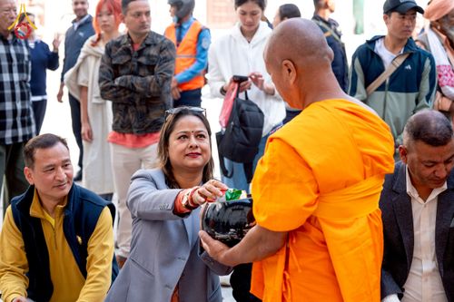 ภาพ No.213152:วันที่ 17 - 18 มีนาคม พ.ศ. 2568 คณะสงฆ์และสามเณรเดินบิณฑบาต รอบเมืองในพื้นที่ วัดสยมภูวนาถและราชวังปาตัน ณ เมืองกาฐมาณฑุ ประเทศเนปาล