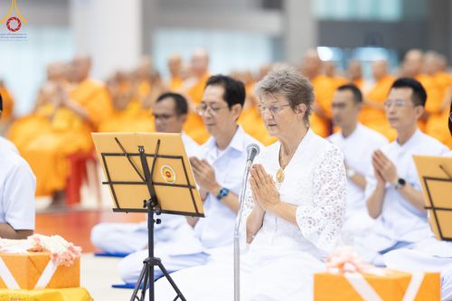 ภาพ No.59270:พิธีเจริญพระพุทธมนต์ ถวายภัตตาหารเป็นสังฆทาน เนื่องในวาระอายุวัฒนมงคล 80 ปี หลวงพ่อธัมมชโย ณ สภาธรรมกายสากล วัดพระธรรมกาย วันพุธที่ 24 เมษายน พ.ศ.2567