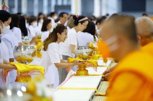 ภาพ No.123776:พิธีถวายโคมมาฆประทีป น้อมถวายเป็นพุทธบูชา แด่คณะพระภิกษุ สามเณร  ณ วัดพระธรรมกาย จ.ปทุมธานี วันเสาร์ที่ 17 กุมภาพันธ์ พ.ศ. 2567