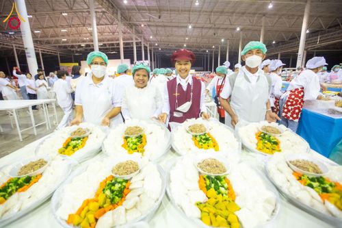 ภาพ No.202726:พิธีถวายภัตตาหารเป็นสังฆทาน แด่พระธรรมยาตรา ณ วัดพระธรรมกาย ตำบลคลองสาม อำเภอคลองหลวง จังหวัดปทุมธานี ในโครงการธรรมยาตรา กตัญญูบูชา มหาปูชนียาจารย์ พระมงคลเทพมุนี(สด จนฺทสโร) พระผู้ปราบมาร อนุสรณ์สถาน 7 แห่ง ปีที่ 13 วันที่ 28 มกราคม พ.ศ. 2568