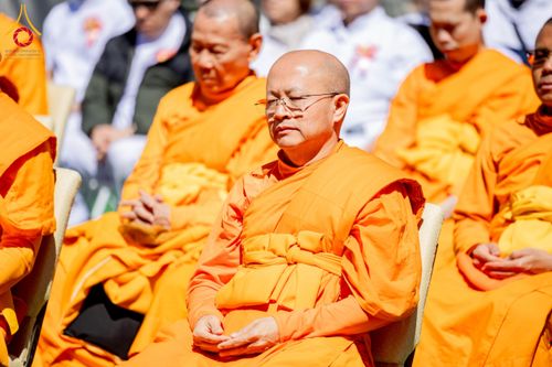 ภาพ No.62420:คณะศิษยานุศิษย์รวมใจสถาปนาและสมโภช ธรรมจักร เพื่ออัญเชิญประดิษฐาน ณ ยอดอุโบสถ 80 ปี หลวงพ่อธัมมชโย วัดพระธรรมกายนิวเจอร์ซี ประเทศสหรัฐอเมริกา  วันอาทิตย์ที่ 7 เมษายน พ.ศ. 2567