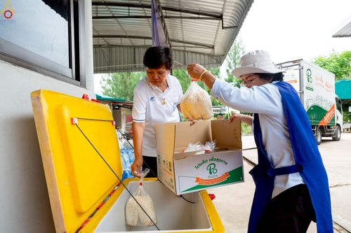 ภาพ No.235440:วันที่ 30-31 กรกฎาคม พ.ศ. 2568 วัดพระธรรมกาย มูลนิธิธรรมกาย ร่วมกับศูนย์ส่งเสริมศีลธรรมจังหวัดสุรินทร์ เปิดศูนย์พักพิงชั่วคราวเพื่อช่วยเหลือประชาชน ผู้อพยพจากเหตุปะทะกันตามแนวชายแดน ไทย-กัมพูชา ตั้งแต่วันที่ 24 กรกฎาคม พ.ศ.2568 เป็นต้นไป