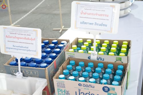 ภาพ No.190507:สาธุชนถวายภัตตาหารเป็นสังฆทาน แด่พระธรรมยาตรา ณ อนุสรณ์สถานมหาวิหารพระมงคลเทพมุนี (โลตัสแลนด์) อ.สองพี่น้อง จ.สุพรรณบุรี ในโครงการธรรมยาตรา กตัญญูบูชา มหาปูชนียาจารย์ พระมงคลเทพมุนี(สด จนฺทสโร) พระผู้ปราบมาร แห่ง ปีที่ 13 วันที่ 7 มกราคม พ.ศ.2568