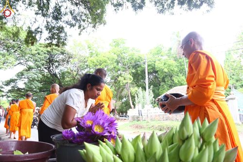 ภาพ No.139456:พิธีตักบาตรรอบเมืองดัมบุลล่า เทศกาลวิสาขบูชาแห่งชาติ ศรีลังกา เมื่อวันที่ 16 พฤษภาคมที่ผ่านมา คณะสงฆ์จากวัดพระธรรมกาย และคณะพระภิกษุสามเณรศรีลังกา ในโครงการสยาม-ลังกา ธรรมยาตรา ฉลองเทศกาลวิสาขบูชาแห่งชาติ ศรีลังกา บูชาธรรม 80 ปีหลวงพ่อธัมมชโย