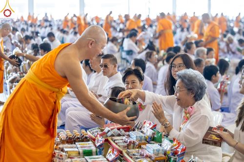 ภาพ No.158971:พิธีตักบาตร ในวันอาทิตย์ต้นเดือน วันที่ 6 ตุลาคม พ.ศ. 2567 ณ สภาธรรมกายสากล วัดพระธรรมกาย