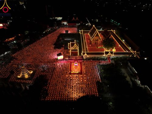 ภาพ No.112213:พิธีจุดประทีปถวายเป็นพุทธบูชา และบูชาธรรมมหาปูชนียาจารย์ พระมงคลเทพมุนี(สด จนฺทสโร) ในโครงการธรรมยาตรา กตัญญูบูชา มหาปูชนียาจารย์ พระมงคลเทพมุนี(สด จนฺทสโร) พระผู้ปราบมาร อนุสรณ์สถาน 7 แห่ง ปีที่ 12 วันที่ 14 มกราคม พ.ศ. 2567 ณ วัดสองพี่น้อง อ.สองพี่น้อง