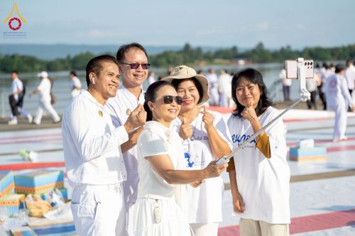 ภาพ No.250582:วันพุธที่ 8 ตุลาคม พ.ศ. 2568 พิธีตักบาตรเทโวโรหณะ ณ ลานธรรมปทุมรัตน์ธรรมเจดีย์ พุทธอุทยานนานาชาติ อ.โพนพิสัย จ.หนองคาย