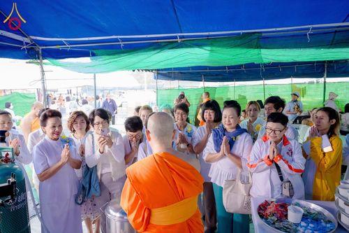 ภาพ No.199408:พิธีถวายภัตตาหารเป็นสังฆทาน แด่พระธรรมยาตรา ณ อนุสรณ์สถานบางปลา วัดบางปลา อำเภอบางเลน จังหวัดนครปฐม ในโครงการธรรมยาตรา กตัญญูบูชา มหาปูชนียาจารย์ พระมงคลเทพมุนี(สด จนฺทสโร) พระผู้ปราบมาร อนุสรณ์สถาน 7 แห่ง ปีที่ 13 วันที่ 22 มกราคม พ.ศ. 2568