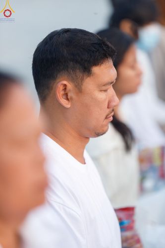 ภาพ No.201069:พิธีตักบาตรพระธรรมยาตรา ณ อนุสรณ์สถานลำดับที่ 5 สถานที่เผยแผ่วิชชาธรรมกายครั้งแรก อนุสรณ์สถานบางปลา วัดบางปลา อำเภอบางเลน จังหวัดนครปฐม ในโครงการธรรมยาตรา กตัญญูบูชา มหาปูชนียาจารย์ พระมงคลเทพมุนี(สด จนฺทสโร) พระผู้ปราบมาร อนุสรณ์สถาน 7 แห่ง ปีที่ 13