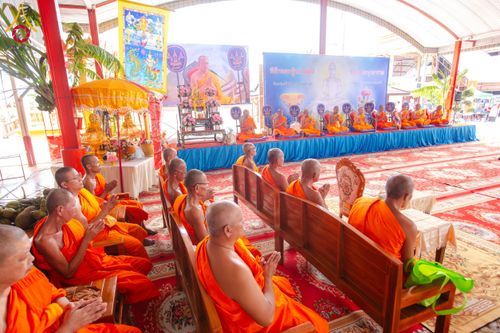 ภาพ No.170776:พิธีทอดกฐิน ณ วัดมงคลพุการาม ปทุมธานี ในโครงการกฐินสามัคคีทั่วไทย 30,000 วัด บูชาธรรม 80 ปี หลวงพ่อธัมมชโย โดยคณะศิษยานุศิษย์วัดพระธรรมกาย วันที่ 27 ตุลาคม พ.ศ. 2567