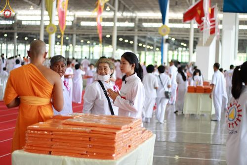 ภาพ No.134616:V.35 เพื่อบุญต้นเดือน การรับบุญของเจ้าหน้าที่หน่วยงานต่างๆ เพื่องานบุญวันอาทิตย์ต้นเดือน ณ วัดพระธรรมกาย วันที่ 7 เมษายน พ.ศ. 2567