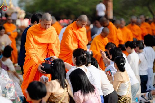 ภาพ No.138568:พิธีตักบาตร วัดราชบูรณะ จ.พระนครศรีอยุธยา วันที่ 25 พฤษภาคม พ.ศ.2567