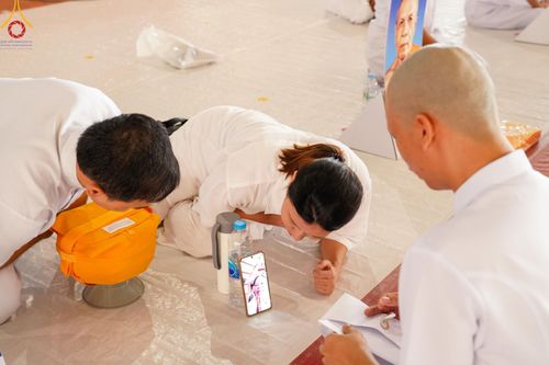 ภาพ No.133949:พิธีขอขมามอบผ้าไตร โครงการบรรพชาสามเณร ศูนย์อบรมวัดพระธรรมกาย ณ วัดพระธรรมกาย วันเสาร์ที่ 6 เมษายน พ.ศ. 2567