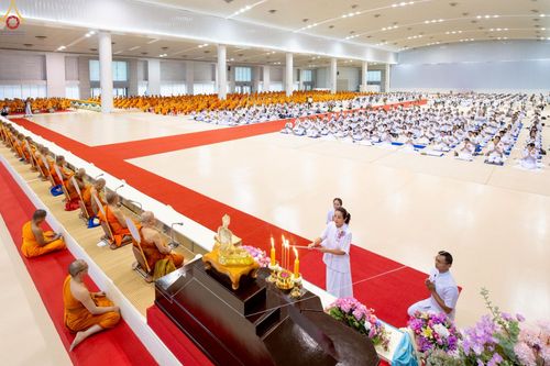 ภาพ No.233810:วันเสาร์ที่ 19 กรกฎาคม พ.ศ.2568 วันมหารำลึก ครั้งที่ 35 พิธีรำลึกถึงนักสร้างบารมี , พิธีสวดพระพุทธมนต์ , พิธีทอดผ้าบังสกุลและถวายไทยธรรม วัดพระธรรมกาย