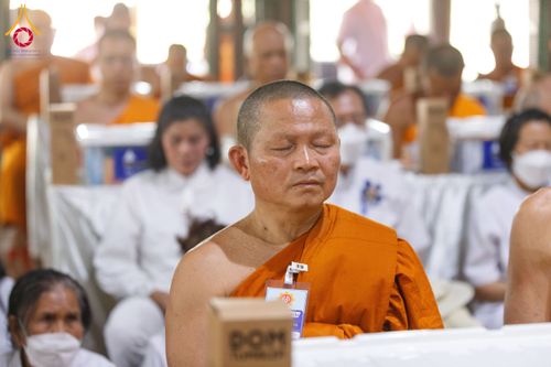 ภาพ No.202188:พิธีเจริญพระพุทธมนต์ ปฏิบัติธรรม มอบทุนการศึกษา ถวายสังฆทาน 108 วัด เพื่อถวายเป็นพุทธบูชา และขับเคลื่อนโครงการหมู่บ้านรักษาศีล 5 โดยคณะสงฆ์จังหวัดนครปฐม คณะศิษยานุศิษย์วัดพระธรรมกาย โครงการธรรมยาตรา ปีที่ 13 ณ วัดบางปลา อำเภอบางเลน จังหวัดนครปฐม