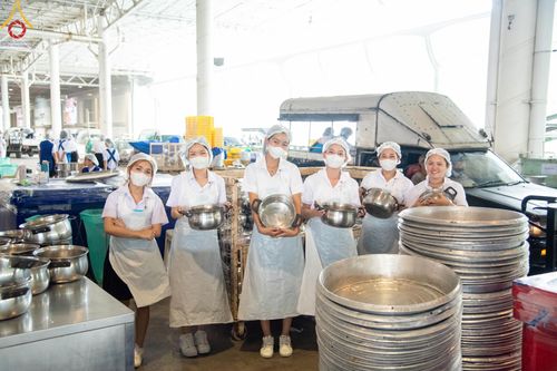 ภาพ No.58861:V.40 ภัตตาหารพระหมื่นวัด เราจัดให้ การปฏิบัติงานของเจ้าหน้าที่และอาสาสมัคร เพื่อรับบุญในการถวายภัตตาหาร แด่คณะสงฆ์ 10,000 กว่าวัดทั่วประเทศ ที่มาร่วมงานวันคุ้มครองโลก จันทร์ที่ 22 เมษายน พ.ศ. 2567 ณ วัดพระธรรมกาย