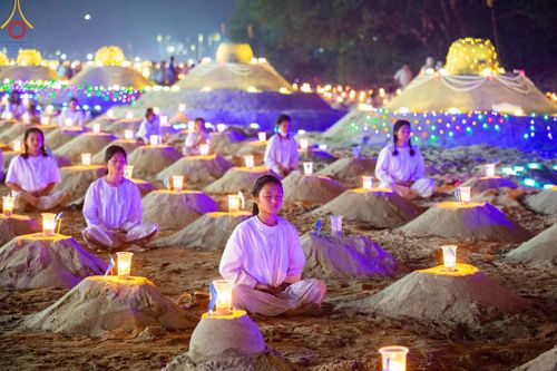 ภาพ No.138682:Photo Story  มหัศจรรย์วัดดงดินแดง Episode 6 พระภิกษุ-สามเณร ในโครงการบรรพชาอุปสมบทหมู่  กว่า 500 รูป และศีลจาริณีกว่า 300 คน ร่วมกันก่อพระเจดีย์ทราย 20,000 องค์ และจุดประทีป  บูชาธรรม 80 ปี หลวงพ่อธมฺมชโย กลางลำน้ำแม่ตื่น