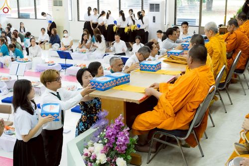 ภาพ No.243101:วันพฤหัสบดีที่ 4 กันยายน พ.ศ. 2568 เวลา 07.00-08.15 น. มหาวิทยาลัยเกษตรศาสตร์ กำแพงแสน ร่วมทำบุญตักบาตร Freshy KU85 พระสงฆ์ 85 รูป